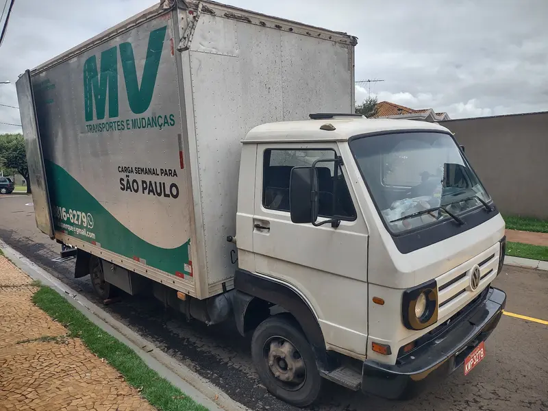 Caminhão baú da MV Transportes e Mudanças carregado para uma mudança em Ribeirão Preto